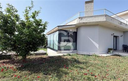 Urla Kent Sitesi'nde Deniz manzaralı Köşe Konumda Kiralık Villa