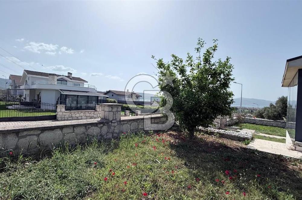 Urla Kent Sitesi'nde Deniz manzaralı Köşe Konumda Kiralık Villa