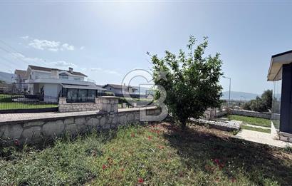 Urla Kent Sitesi'nde Deniz manzaralı Köşe Konumda Kiralık Villa