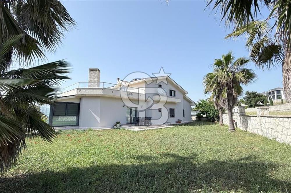 Urla Kent Sitesi'nde Deniz manzaralı Köşe Konumda Kiralık Villa