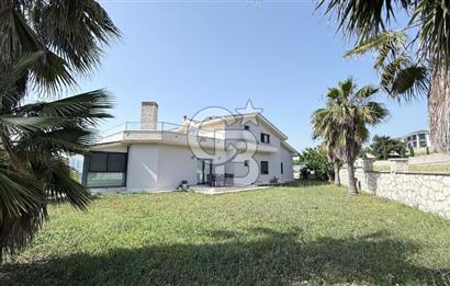 Urla Kent Sitesi'nde Deniz manzaralı Köşe Konumda Kiralık Villa