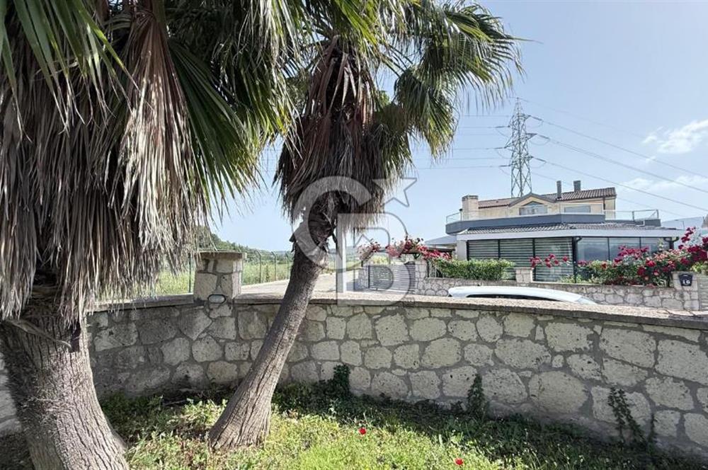 Urla Kent Sitesi'nde Deniz manzaralı Köşe Konumda Kiralık Villa