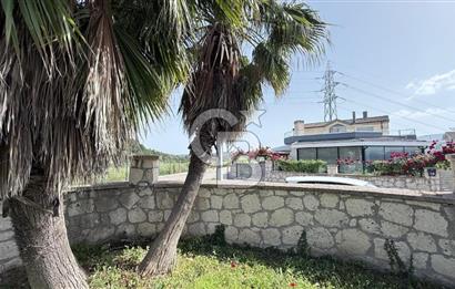 Urla Kent Sitesi'nde Deniz manzaralı Köşe Konumda Kiralık Villa