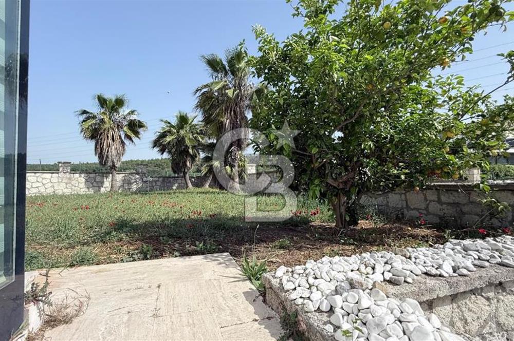 Urla Kent Sitesi'nde Deniz manzaralı Köşe Konumda Kiralık Villa