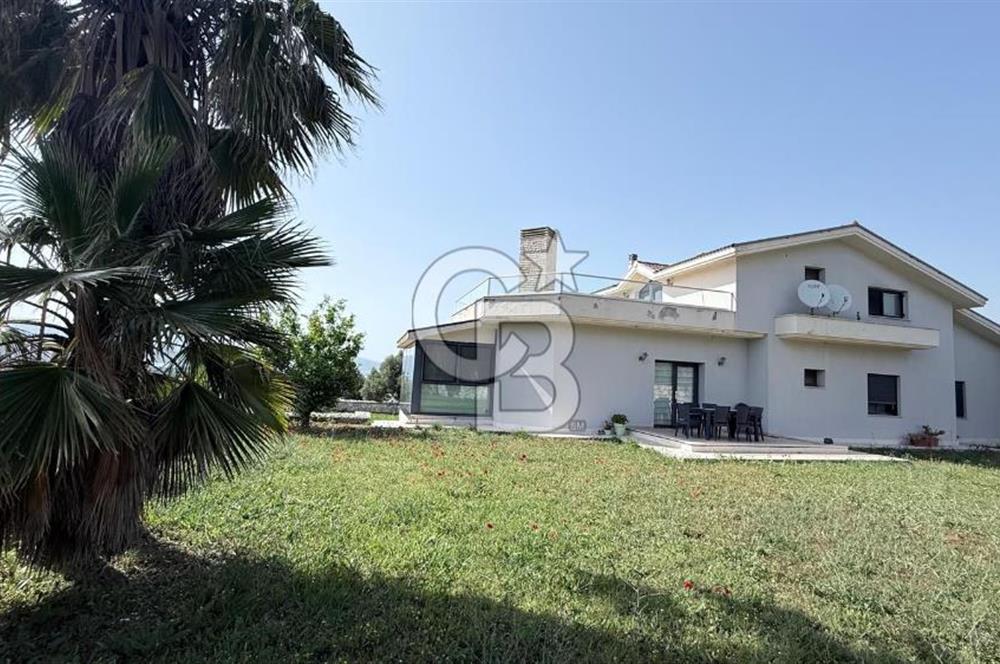 Urla Kent Sitesi'nde Deniz manzaralı Köşe Konumda Kiralık Villa