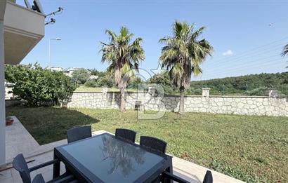 Urla Kent Sitesi'nde Deniz manzaralı Köşe Konumda Kiralık Villa