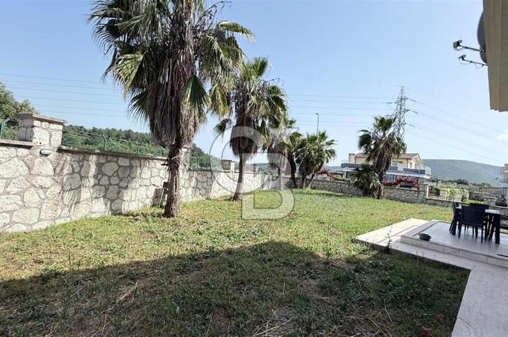 Urla Kent Sitesi'nde Deniz manzaralı Köşe Konumda Kiralık Villa