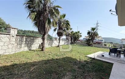 Urla Kent Sitesi'nde Deniz manzaralı Köşe Konumda Kiralık Villa