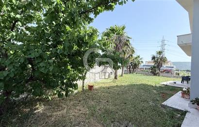 Urla Kent Sitesi'nde Deniz manzaralı Köşe Konumda Kiralık Villa