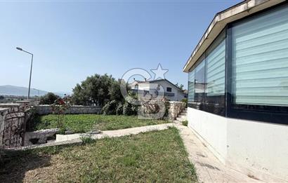 Urla Kent Sitesi'nde Deniz manzaralı Köşe Konumda Kiralık Villa