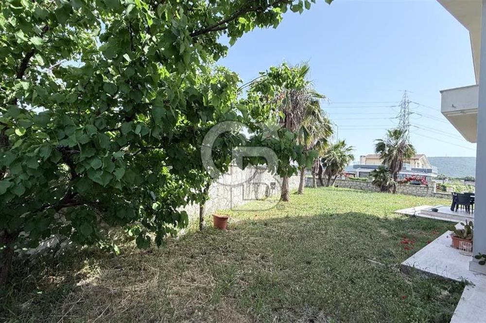 Urla Kent Sitesi'nde Deniz manzaralı Köşe Konumda Kiralık Villa