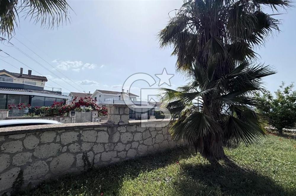 Urla Kent Sitesi'nde Deniz manzaralı Köşe Konumda Kiralık Villa