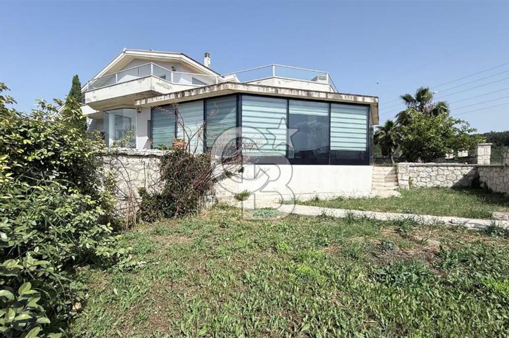 Urla Kent Sitesi'nde Deniz manzaralı Köşe Konumda Kiralık Villa