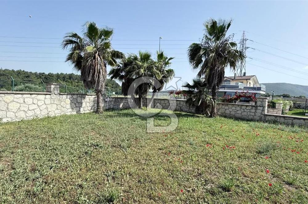 Urla Kent Sitesi'nde Deniz manzaralı Köşe Konumda Kiralık Villa