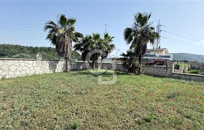 Urla Kent Sitesi'nde Deniz manzaralı Köşe Konumda Kiralık Villa