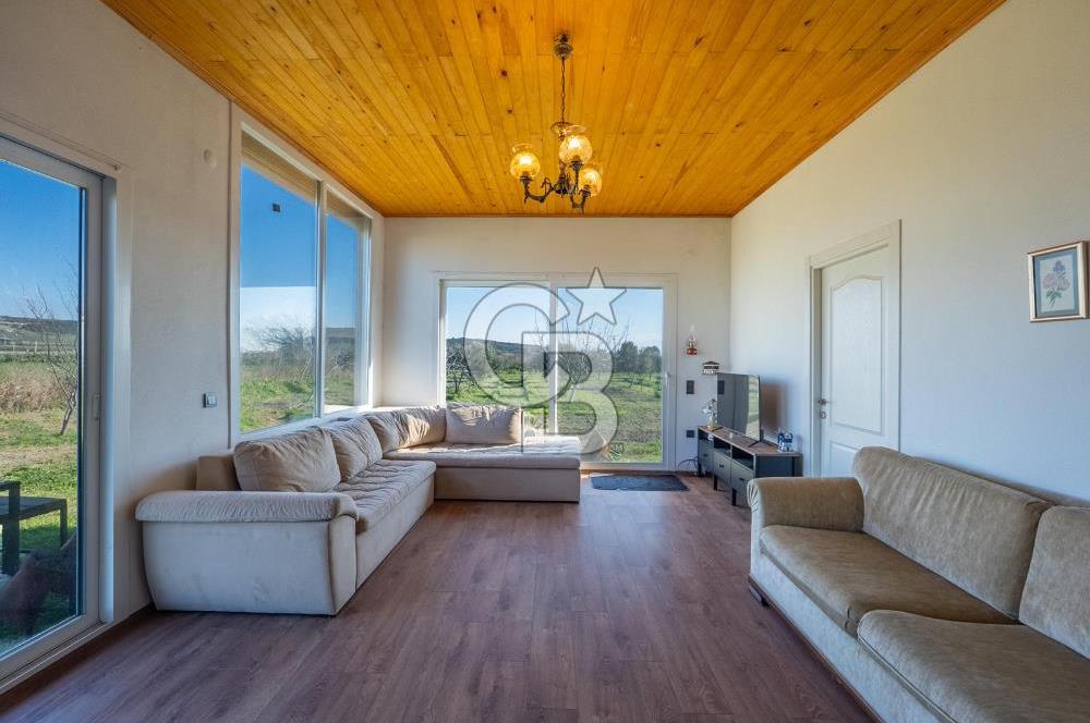 FOÇA GERENKÖY'DE MÜSTAKİL TAPULU SATILIK TARLA ÜZERİNDE 3+1 YAPI