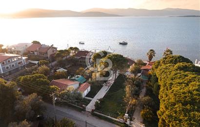 Urla Torasan'da Denize Sıfır, 976 m² Konut ve Ticari İmarlı Arsa