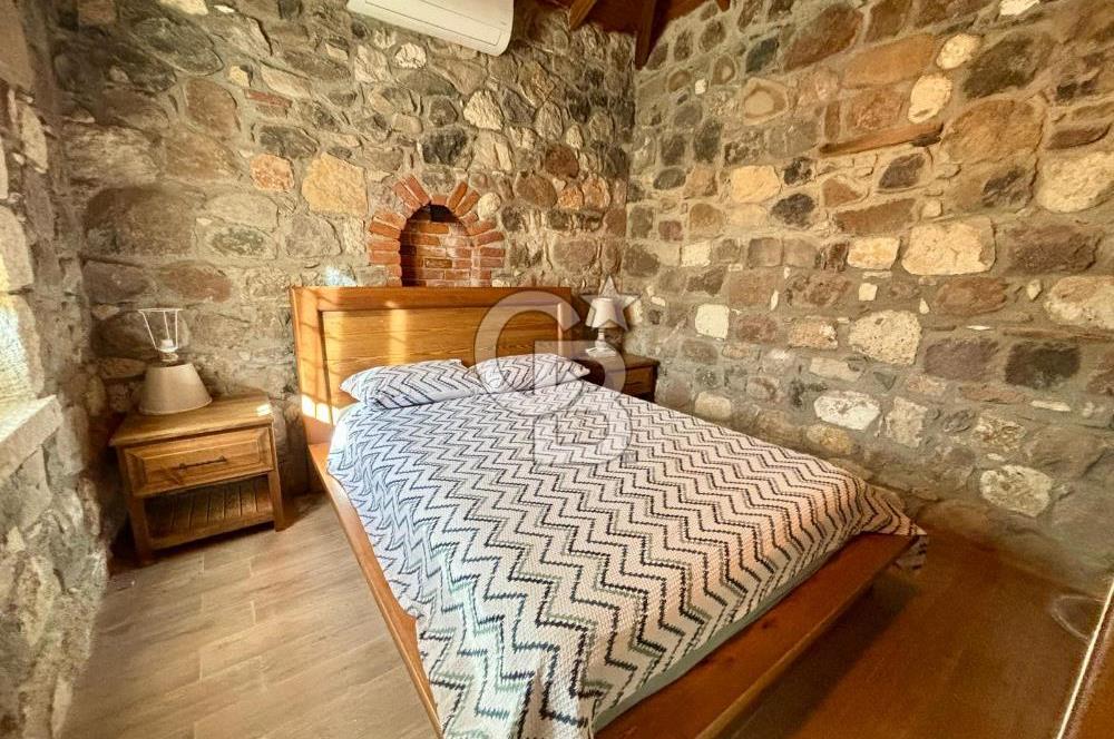 ALAÇATI'DA 20.204 M2 TARLA İÇERİSİNDE ORJİNAL TAŞ 3+1 ÇİFTLİK