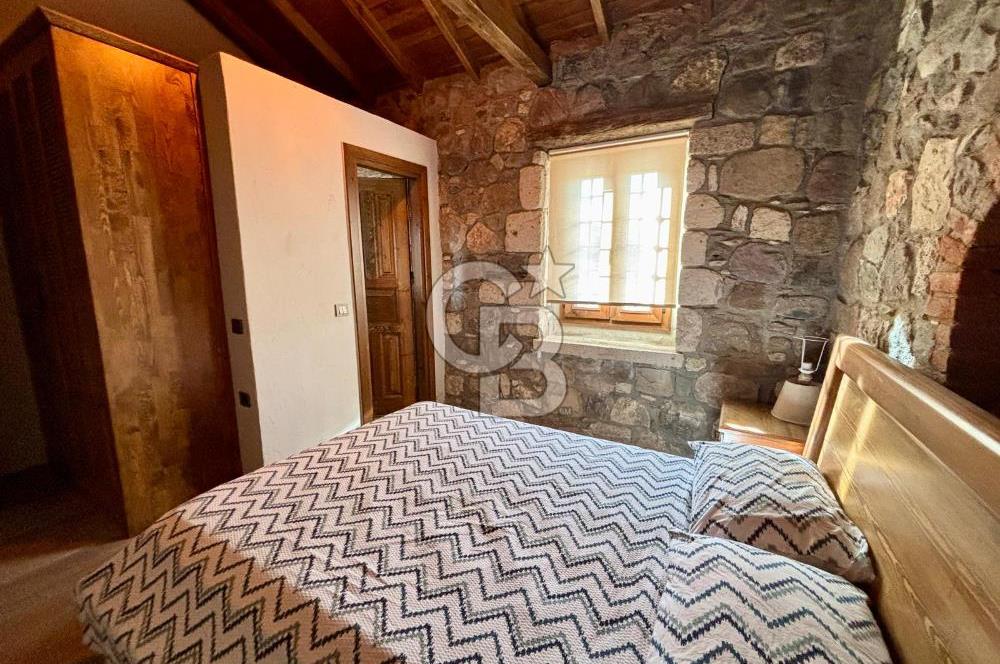 ALAÇATI'DA 20.204 M2 TARLA İÇERİSİNDE ORJİNAL TAŞ 3+1 ÇİFTLİK