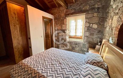 ALAÇATI'DA 20.204 M2 TARLA İÇERİSİNDE ORJİNAL TAŞ 3+1 ÇİFTLİK