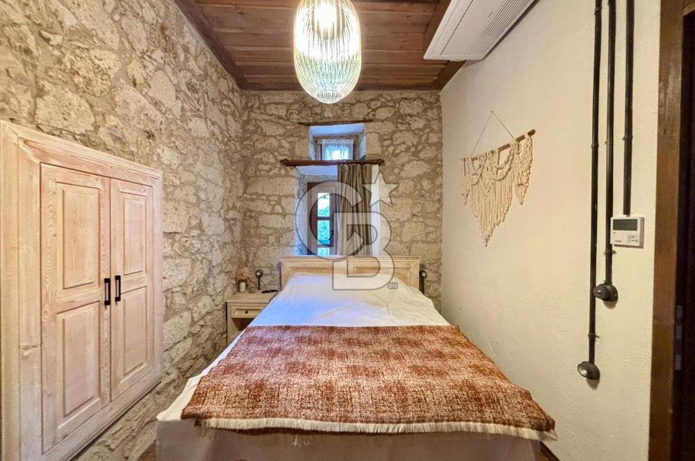 ALAÇATI ÇARŞI'DA İŞLETME VE 5 ODASI BULUNAN SATILIK BUTİK OTEL