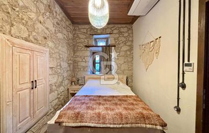 ALAÇATI ÇARŞI'DA İŞLETME VE 5 ODASI BULUNAN SATILIK BUTİK OTEL