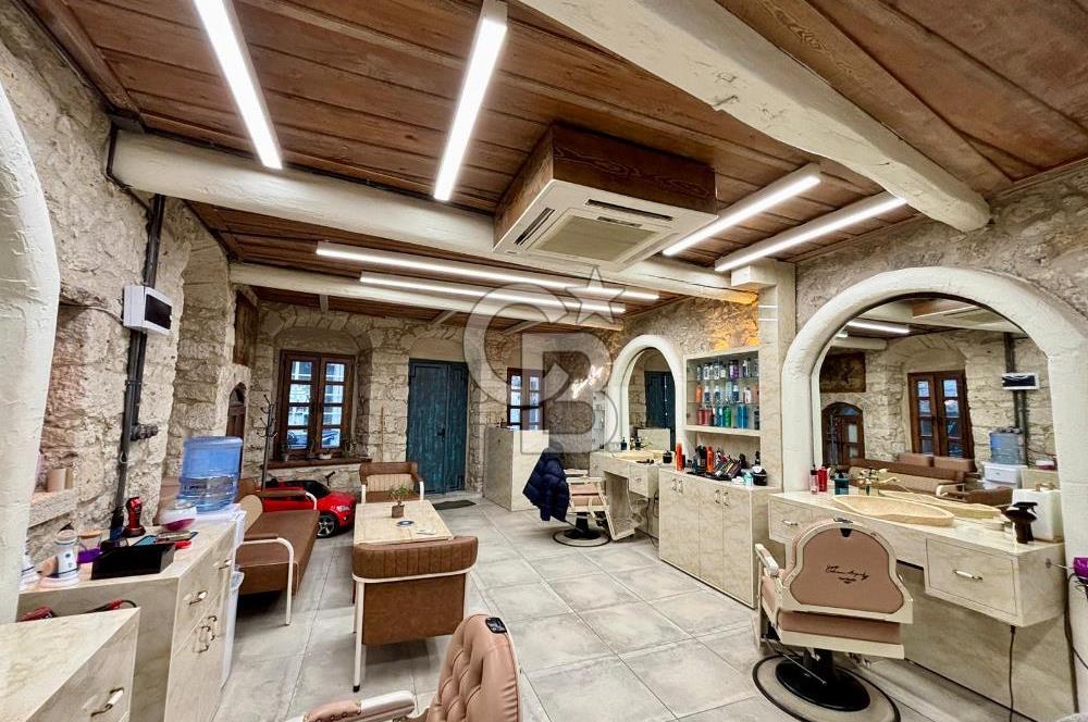 ALAÇATI ÇARŞI'DA İŞLETME VE 5 ODASI BULUNAN SATILIK BUTİK OTEL