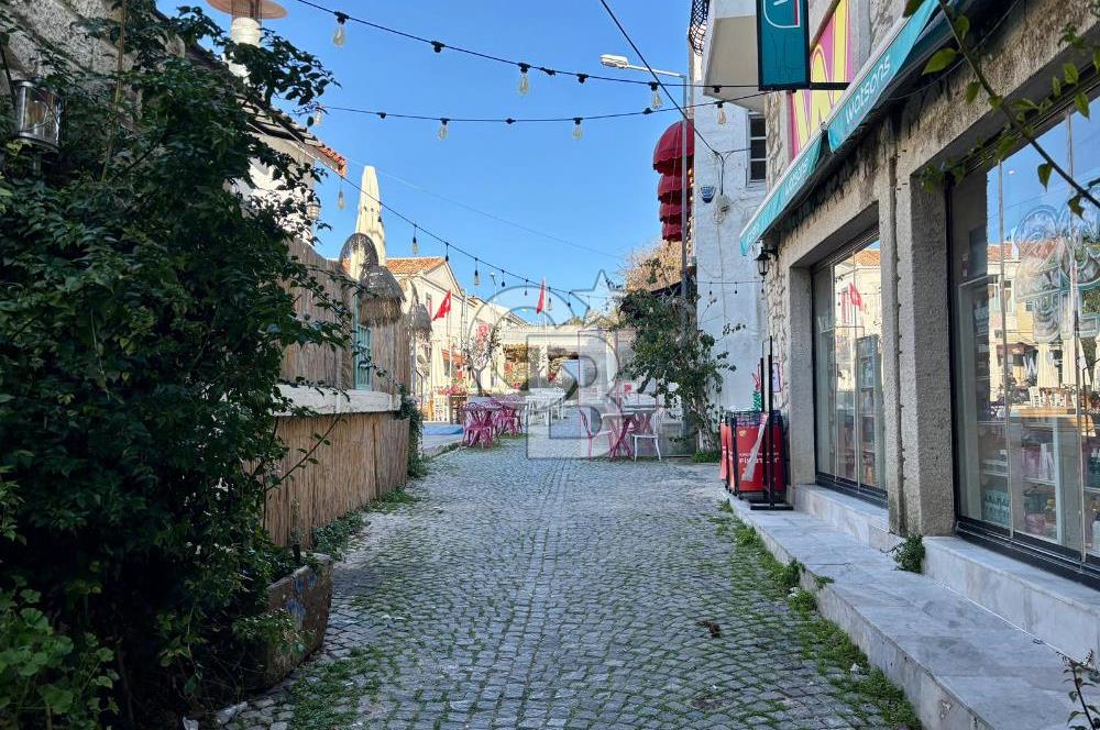 ALAÇATI ÇARŞI'DA İŞLETME VE 5 ODASI BULUNAN SATILIK BUTİK OTEL