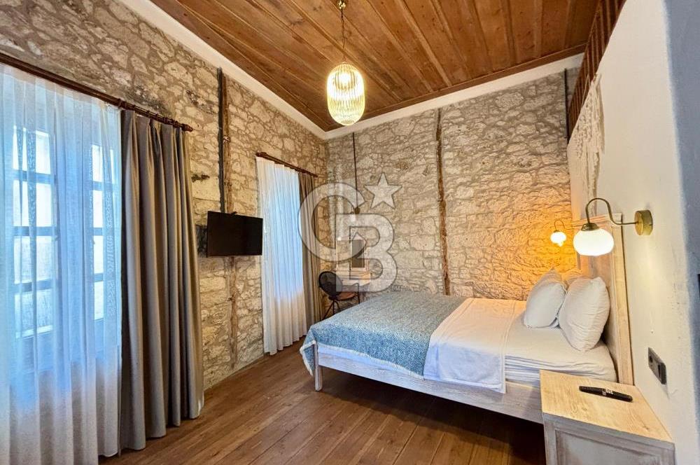 ALAÇATI ÇARŞI'DA İŞLETME VE 5 ODASI BULUNAN SATILIK BUTİK OTEL