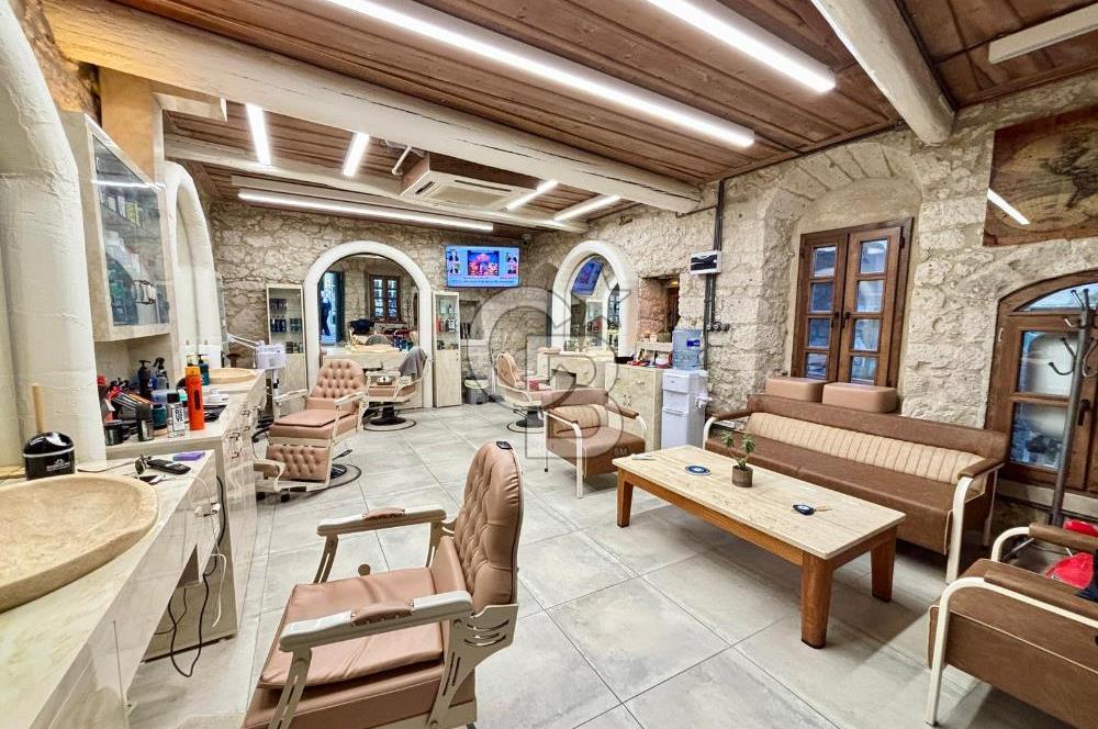 ALAÇATI ÇARŞI'DA İŞLETME VE 5 ODASI BULUNAN SATILIK BUTİK OTEL