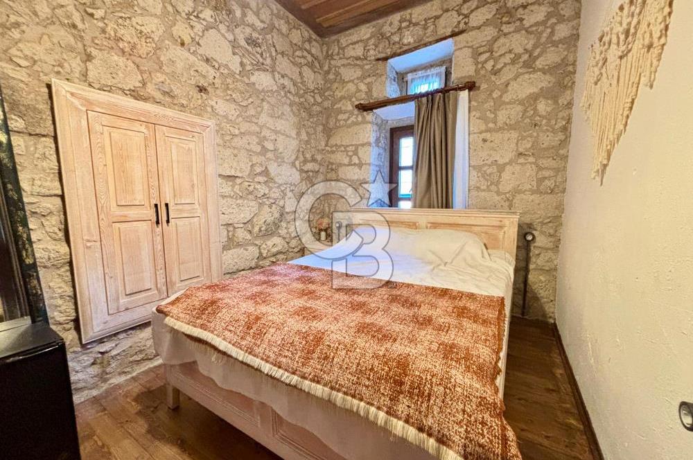 ALAÇATI ÇARŞI'DA İŞLETME VE 5 ODASI BULUNAN SATILIK BUTİK OTEL