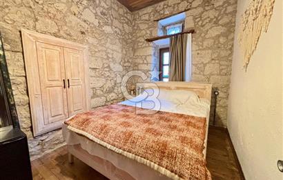 ALAÇATI ÇARŞI'DA İŞLETME VE 5 ODASI BULUNAN SATILIK BUTİK OTEL