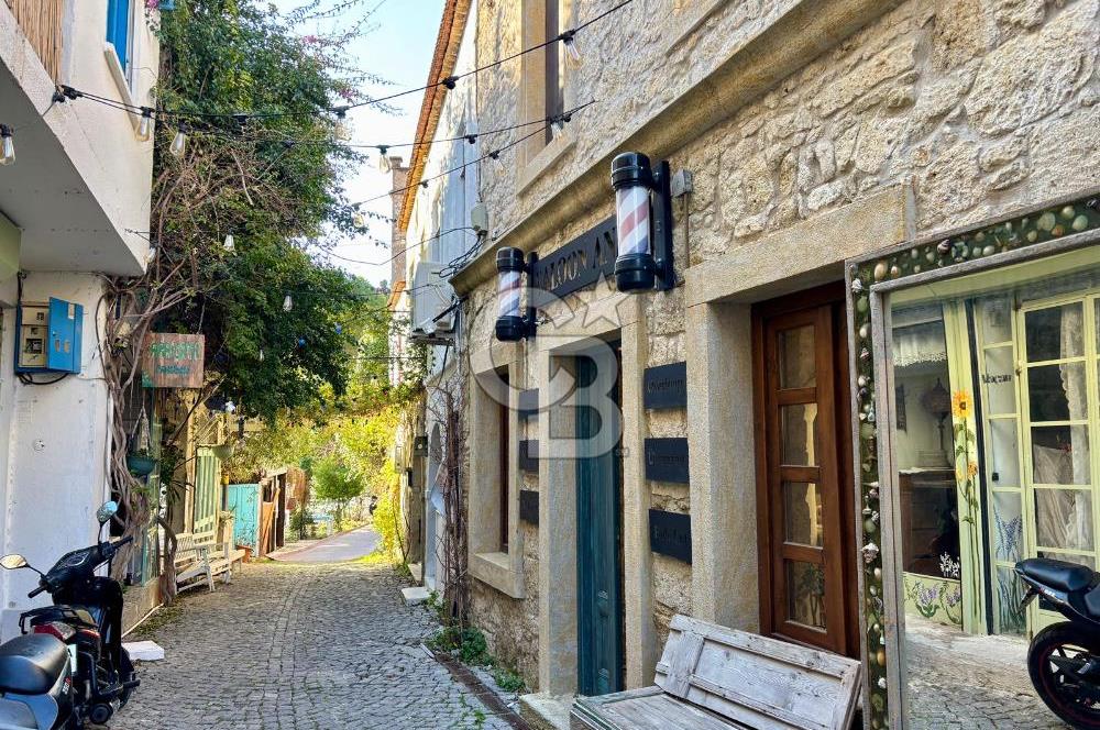 ALAÇATI ÇARŞI'DA İŞLETME VE 5 ODASI BULUNAN SATILIK BUTİK OTEL