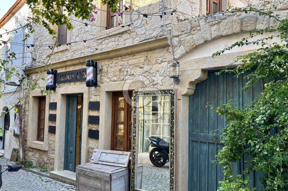 ALAÇATI ÇARŞI'DA İŞLETME VE 5 ODASI BULUNAN SATILIK BUTİK OTEL