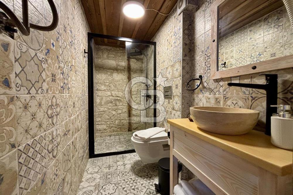 ALAÇATI ÇARŞI'DA İŞLETME VE 5 ODASI BULUNAN SATILIK BUTİK OTEL