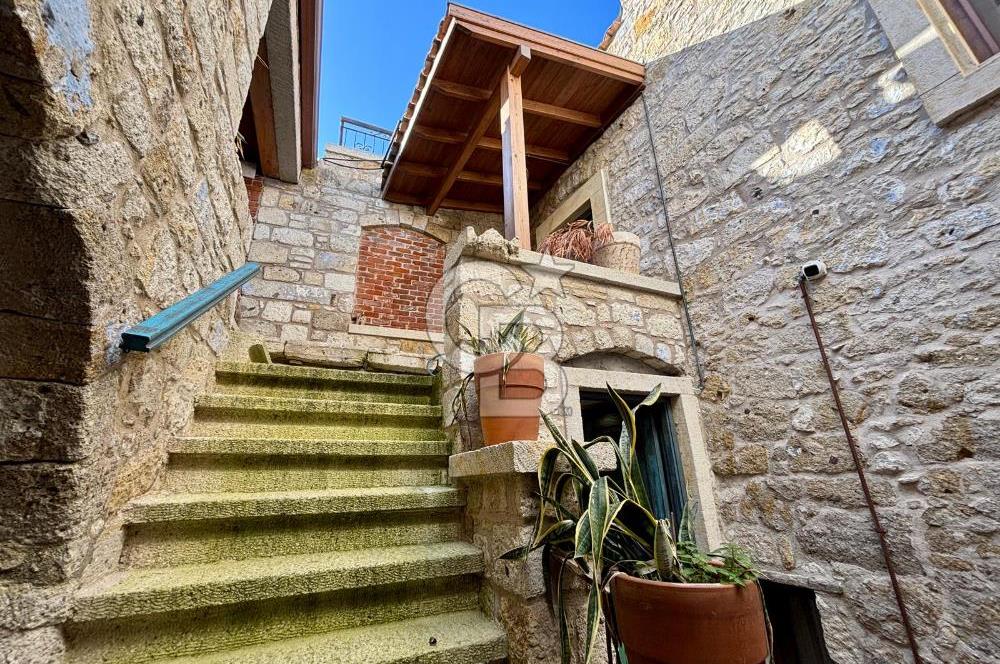 ALAÇATI ÇARŞI'DA İŞLETME VE 5 ODASI BULUNAN SATILIK BUTİK OTEL