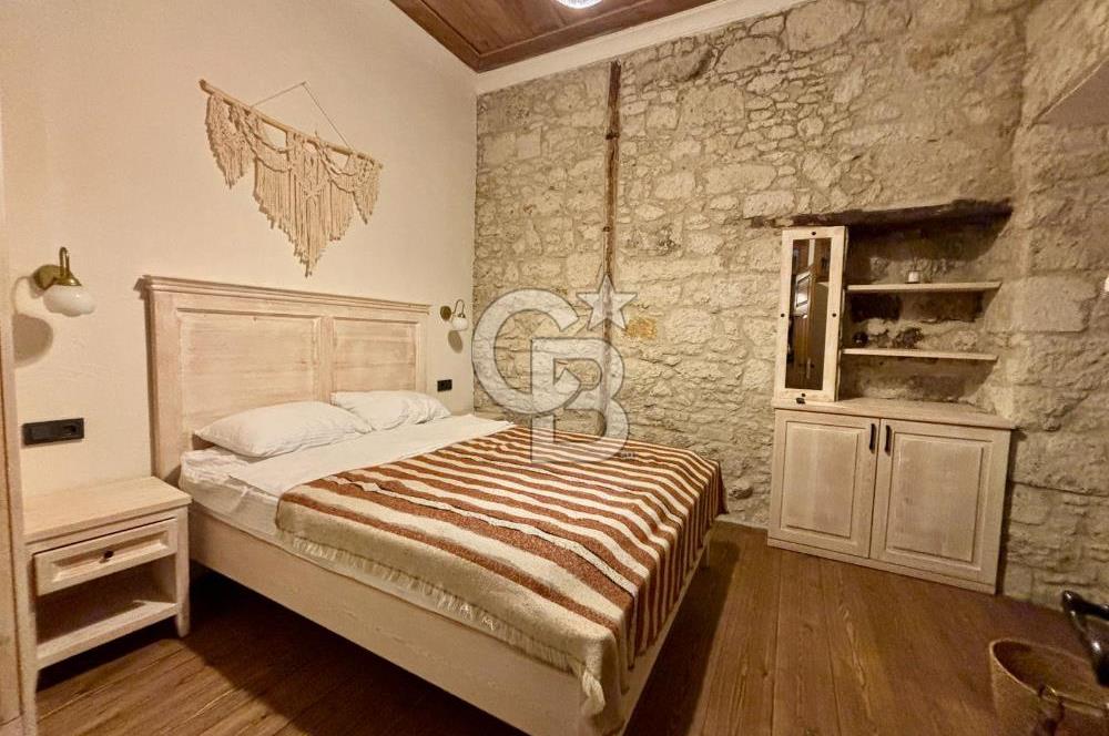 ALAÇATI ÇARŞI'DA İŞLETME VE 5 ODASI BULUNAN SATILIK BUTİK OTEL