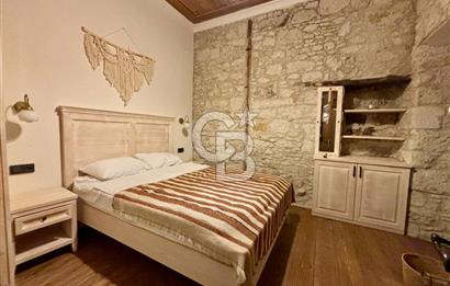 ALAÇATI ÇARŞI'DA İŞLETME VE 5 ODASI BULUNAN SATILIK BUTİK OTEL