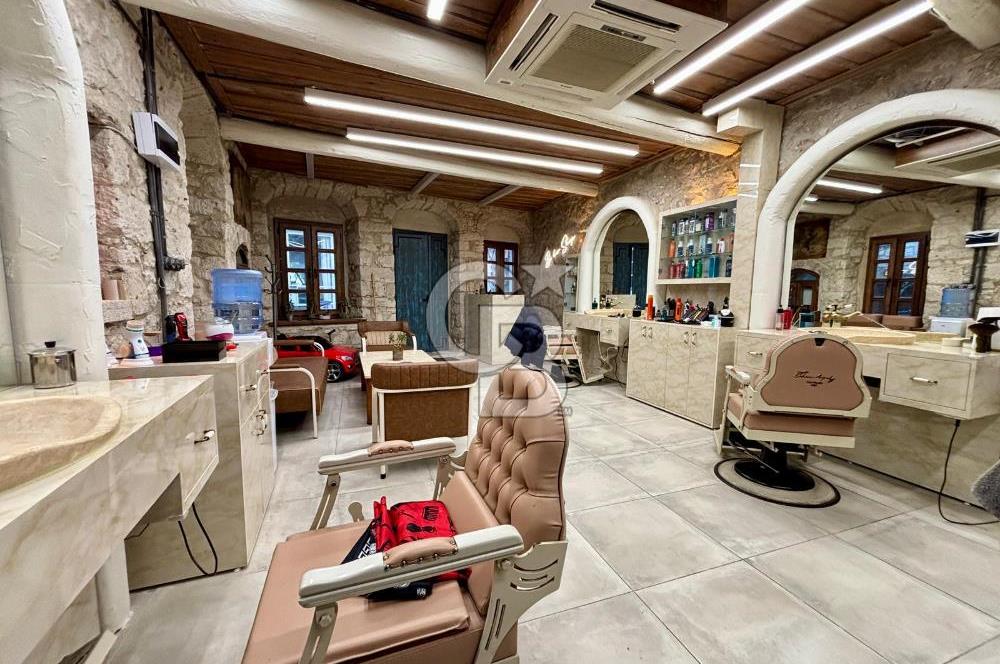 ALAÇATI ÇARŞI'DA İŞLETME VE 5 ODASI BULUNAN SATILIK BUTİK OTEL