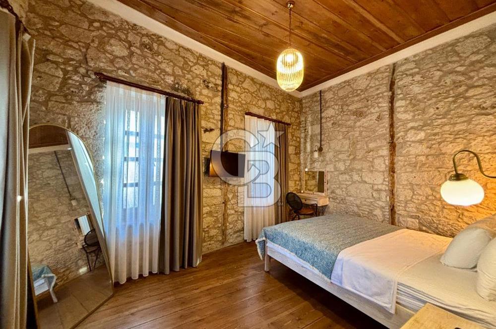 ALAÇATI ÇARŞI'DA İŞLETME VE 5 ODASI BULUNAN SATILIK BUTİK OTEL