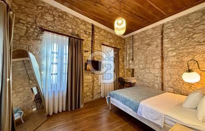 ALAÇATI ÇARŞI'DA İŞLETME VE 5 ODASI BULUNAN SATILIK BUTİK OTEL