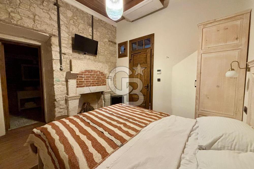 ALAÇATI ÇARŞI'DA İŞLETME VE 5 ODASI BULUNAN SATILIK BUTİK OTEL