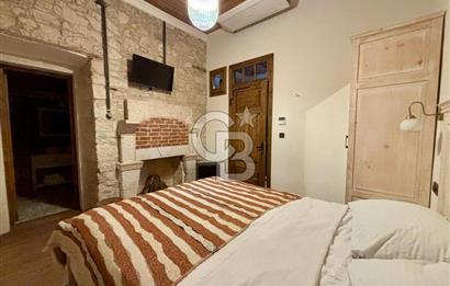 ALAÇATI ÇARŞI'DA İŞLETME VE 5 ODASI BULUNAN SATILIK BUTİK OTEL