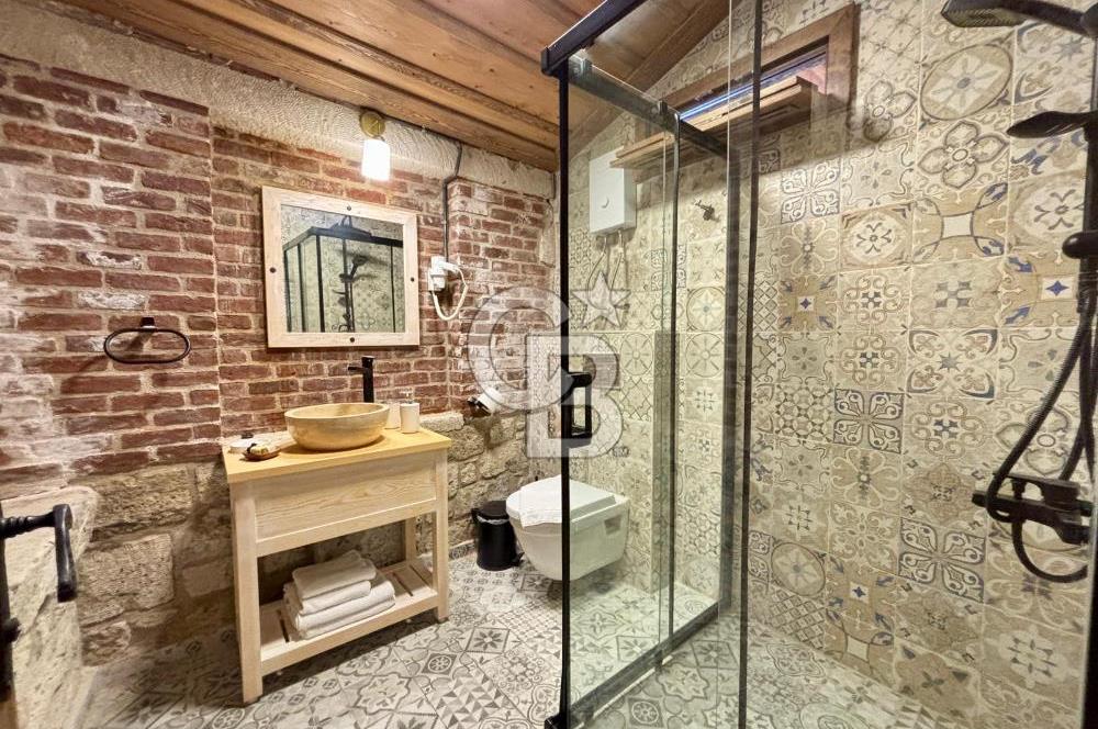 ALAÇATI ÇARŞI'DA İŞLETME VE 5 ODASI BULUNAN SATILIK BUTİK OTEL