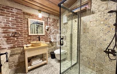 ALAÇATI ÇARŞI'DA İŞLETME VE 5 ODASI BULUNAN SATILIK BUTİK OTEL