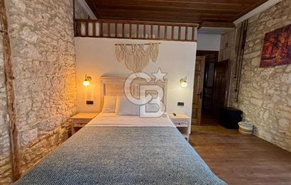 ALAÇATI ÇARŞI'DA İŞLETME VE 5 ODASI BULUNAN SATILIK BUTİK OTEL