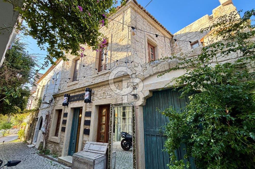 ALAÇATI ÇARŞI'DA İŞLETME VE 5 ODASI BULUNAN SATILIK BUTİK OTEL