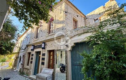 ALAÇATI ÇARŞI'DA İŞLETME VE 5 ODASI BULUNAN SATILIK BUTİK OTEL