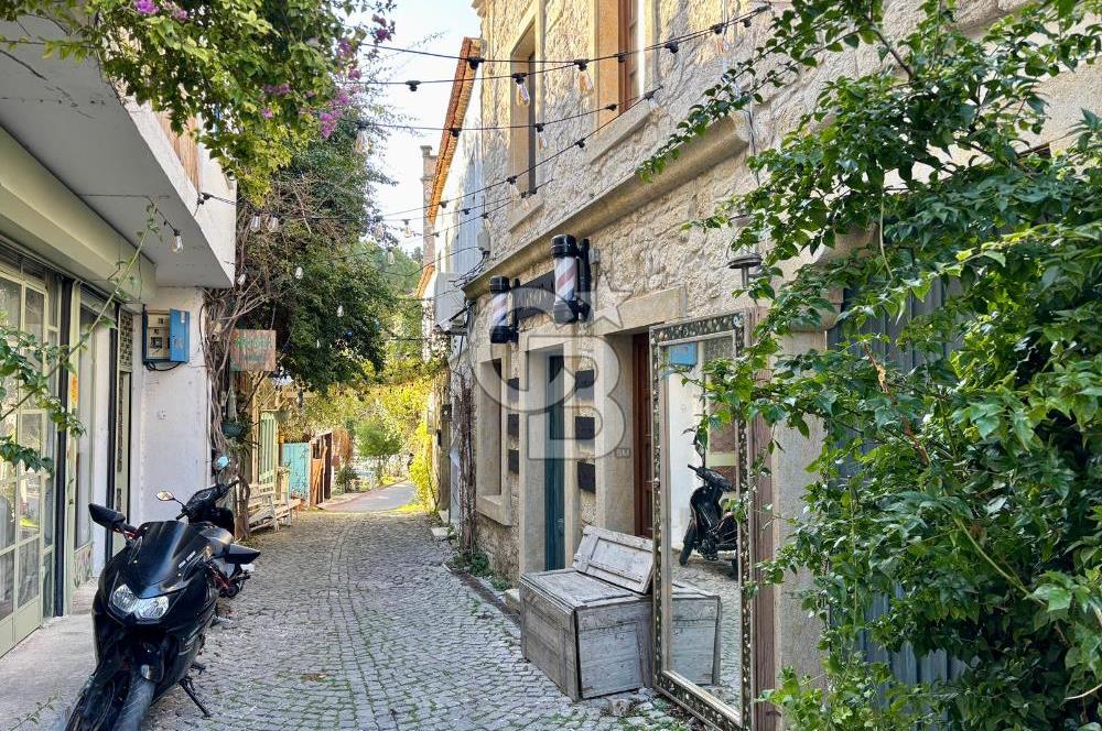 ALAÇATI ÇARŞI'DA İŞLETME VE 5 ODASI BULUNAN SATILIK BUTİK OTEL