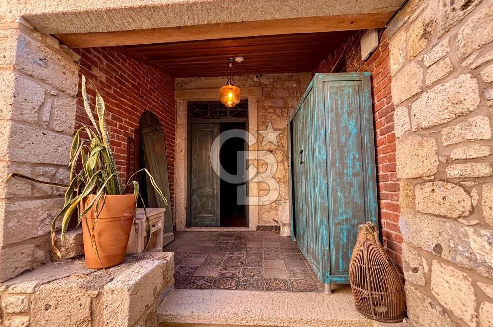 ALAÇATI ÇARŞI'DA İŞLETME VE 5 ODASI BULUNAN SATILIK BUTİK OTEL